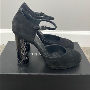 CHANEL very RARE suede shoes closed toe pump size 38,5 with chunky heels black